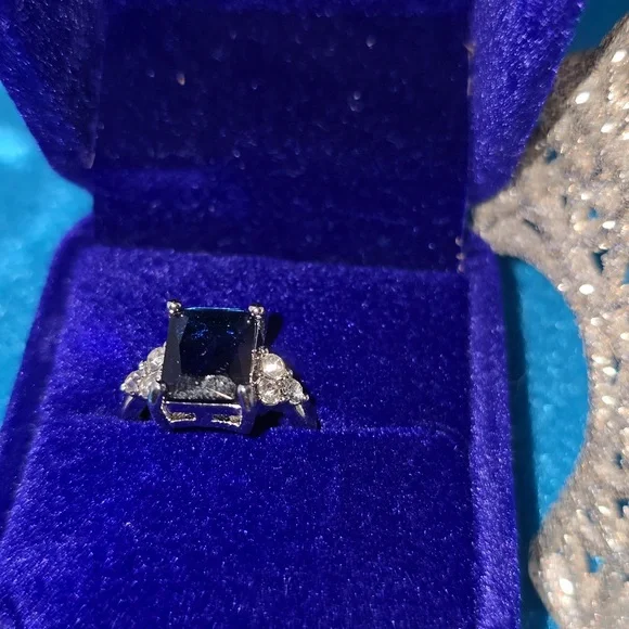 Elegant Silver and Blue Gemstone Ring - Picture 4 of 7